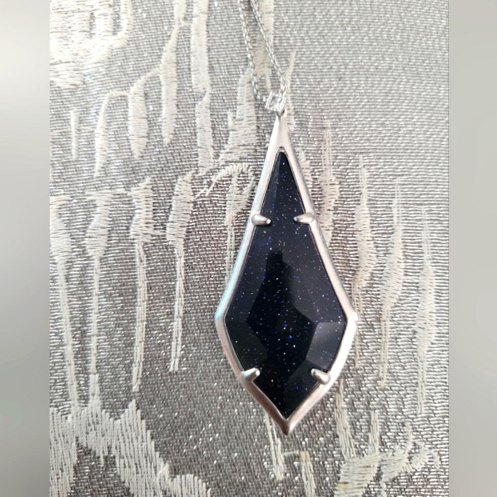 Kendra Scott pendant necklace